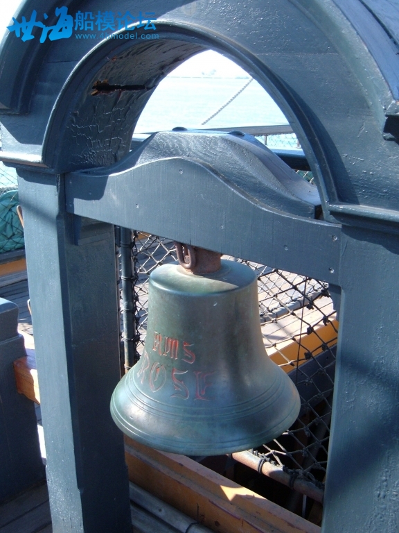 HMS_Surprise_(replica_ship)_ship\'s_bell.jpg