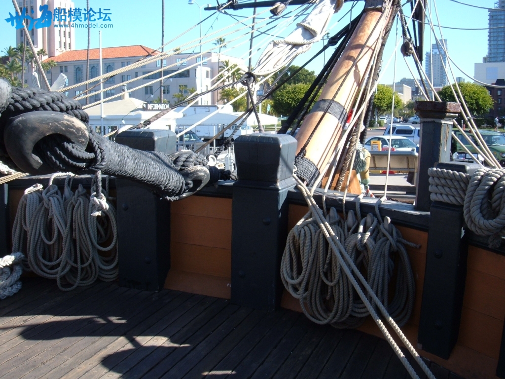 HMS_Surprise_(replica_ship)_main_deck_5.jpg