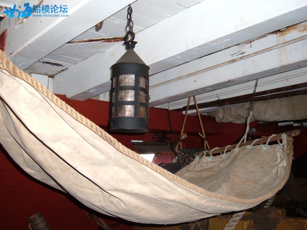 HMS_Surprise_(replica_ship)_gun_deck_4.jpg