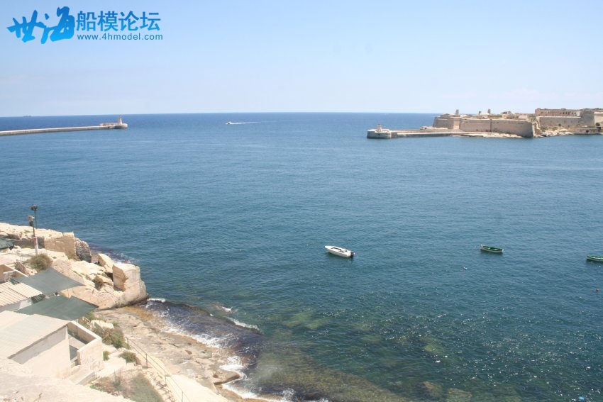 Grand Harbour_entrance-site_of_many_a _amous_photograph_of_naval_ships.jpg