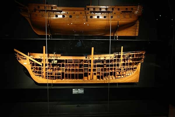 The model of the 84-gun-ship of the line NEPTUNUS.jpg