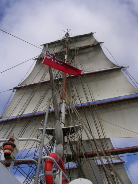 Square-rigged_mainmast.jpg