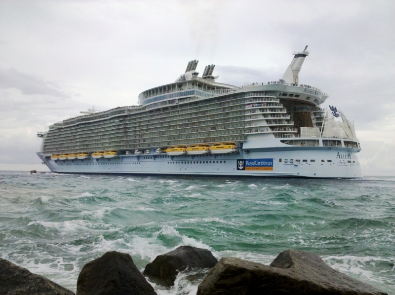 Allure_of_the_Seas_leaving_Port_Everglades.jpg